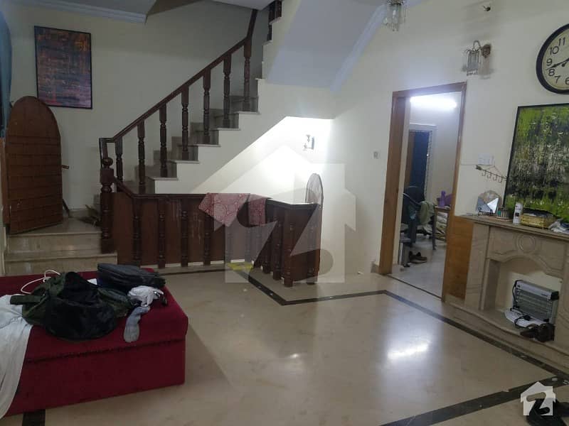 ایف ۔ 11 اسلام آباد میں 4 کمروں کا 9 مرلہ مکان 3.8 کروڑ میں برائے فروخت۔