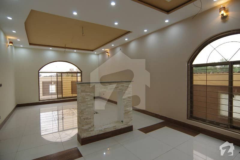 1 KANAL CORNER BRANDN DOUBLE UNIT IDEAL 2 FAMILY HOT LOCATION