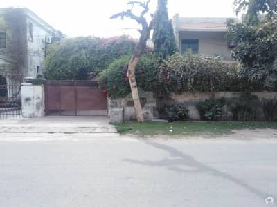 1 Kanal Corner House Is Available For Sale 1 Kanal Corner House Is Available For Sale