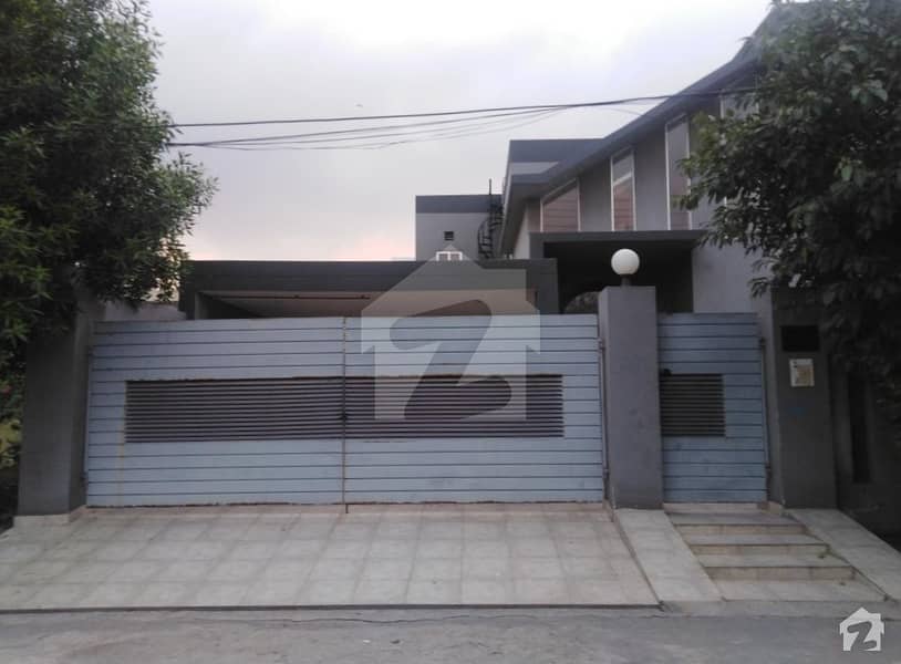 1 Kanal Well Maintained House Is Available For Sale 1 Kanal Well Maintained House Is Available For Sale