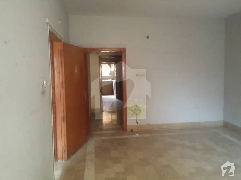 200 SQ YD GROUND FLOOR PORTION 3 BED DD NEAR TARIQ ROAD