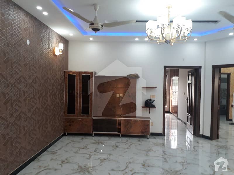 ویلینشیاء ہاؤسنگ سوسائٹی لاہور میں 5 کمروں کا 8 مرلہ مکان 2.1 کروڑ میں برائے فروخت۔