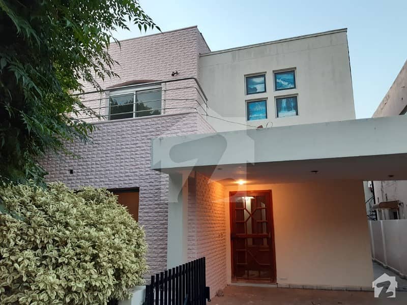 Low Budget Like new Good condition 16 Marla Safari Villas with 8 Marla Garden area available for rent in cheep price in sector B bahria town lahore