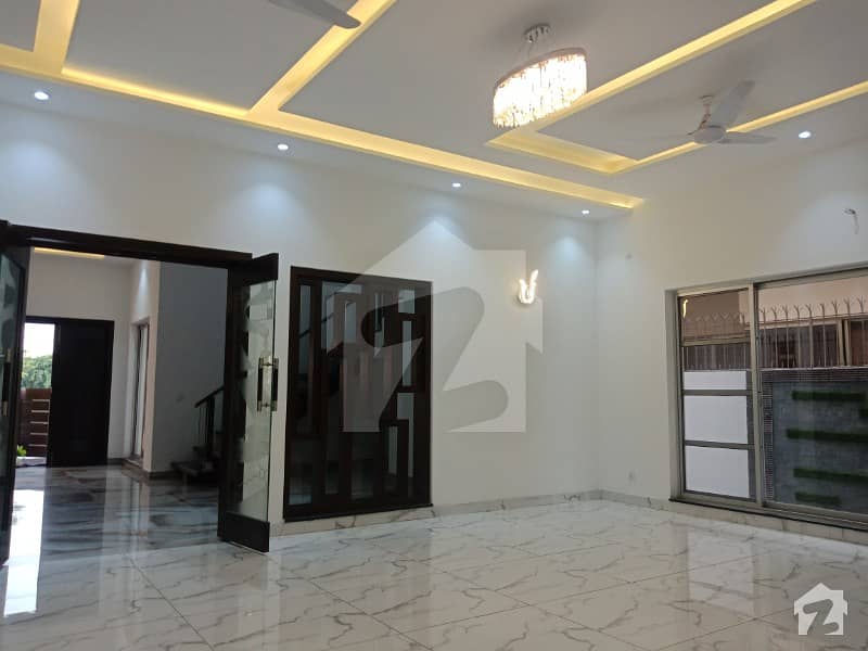 AA Block 1 Kanal Hot Location Bungalow With Basement For Rent Phase 4