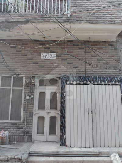 سر سید ٹاؤن فیصل آباد میں 2 کمروں کا 3 مرلہ بالائی پورشن 12 ہزار میں کرایہ پر دستیاب ہے۔