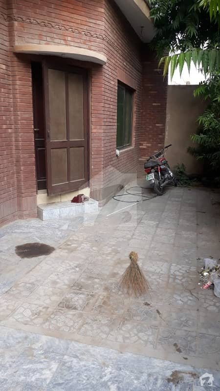 پی آئی اے ہاؤسنگ سکیم ۔ بلاک اے1 پی آئی اے ہاؤسنگ سکیم لاہور میں 5 کمروں کا 14 مرلہ مکان 90 ہزار میں کرایہ پر دستیاب ہے۔