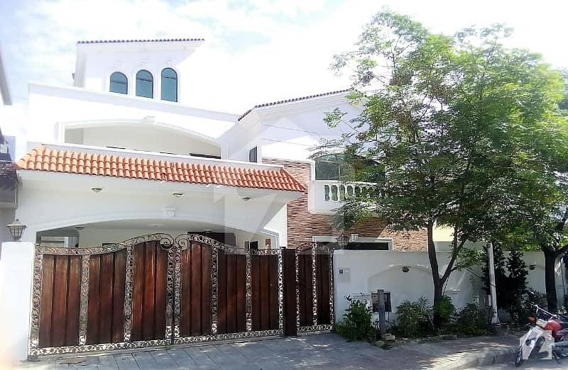1 Kanal Modern Construction House Available For Rent