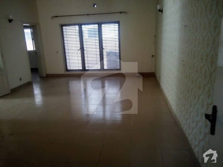 32 Marla 05 Bed Fully Renovated Villa For Rent In Sarwar Colony Near Park