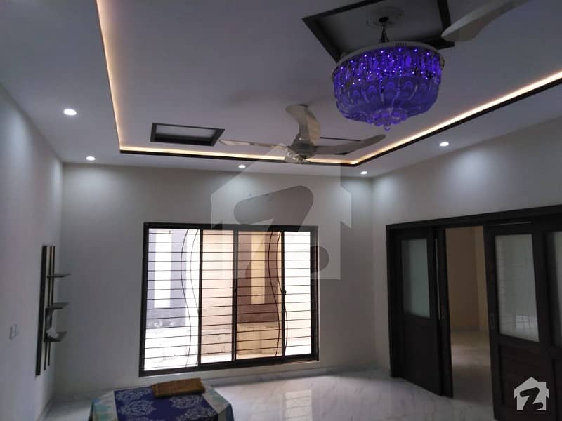 طارق گارڈنز لاہور میں 6 کمروں کا 1 کنال مکان 1.45 لاکھ میں کرایہ پر دستیاب ہے۔