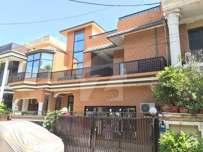 12 Marla 6 Bed Double Story with Basement Hall for sale