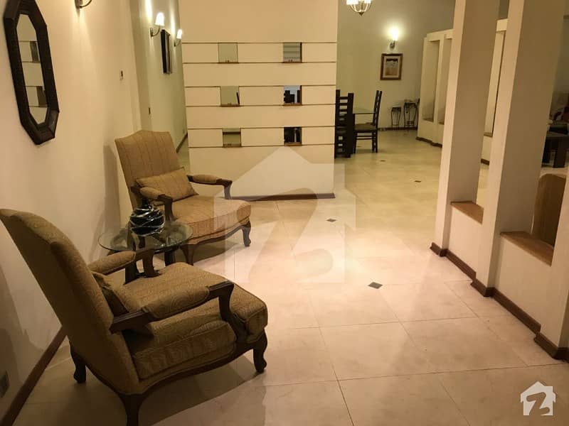 طفیل روڈ کینٹ لاہور میں 3 کمروں کا 12 مرلہ فلیٹ 4.4 کروڑ میں برائے فروخت۔