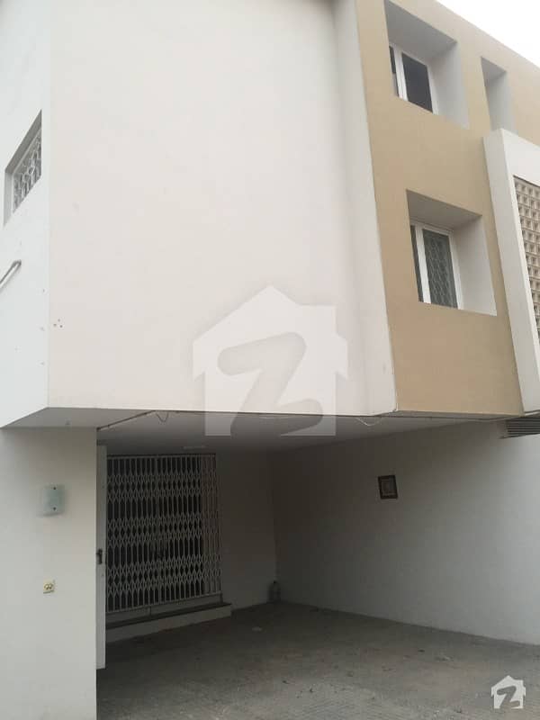 550 yards bungalow 4 bedrooms drawing dining lounge available for rent in prime location of phase 1 Near Dha office