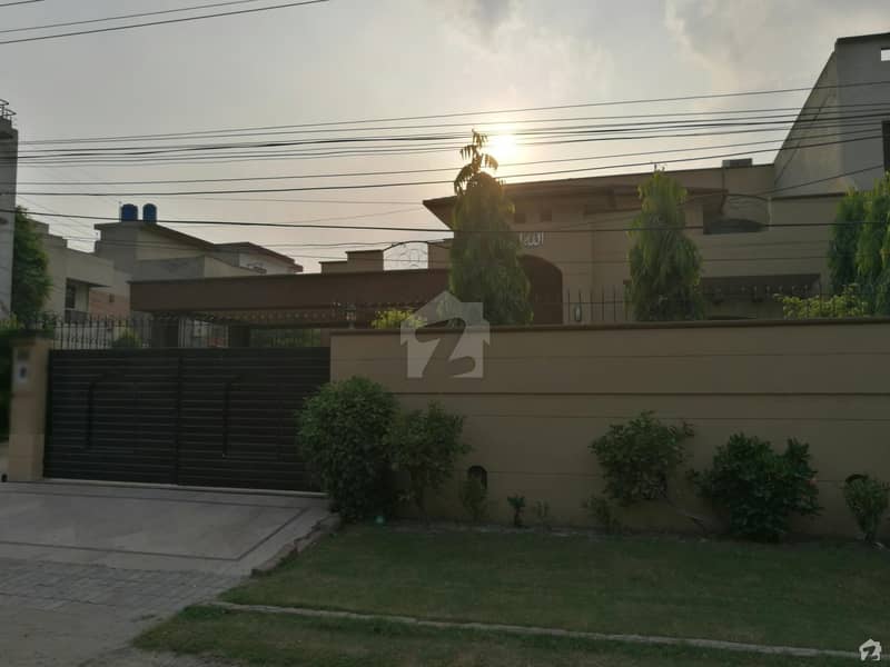 ریونیو سوسائٹی - بلاک اے ریوینیو سوسائٹی لاہور میں 5 کمروں کا 1 کنال مکان 3 کروڑ میں برائے فروخت۔