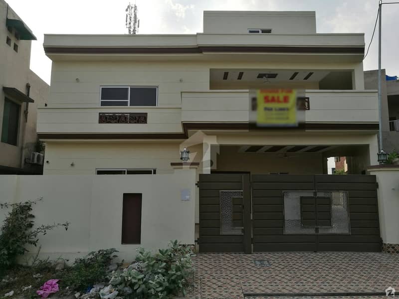 ریونیو سوسائٹی - بلاک اے ریوینیو سوسائٹی لاہور میں 5 کمروں کا 1 کنال مکان 3.7 کروڑ میں برائے فروخت۔