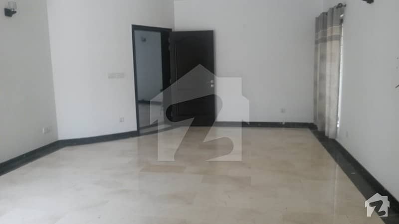 Facing Park 1 Kanal Full House For Rent With 6 Beds Going On Cheap Rent