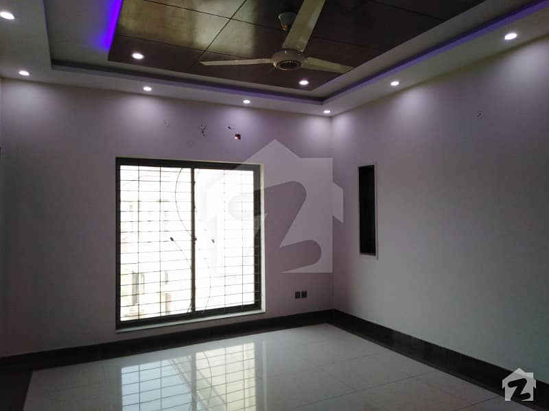 LIKE NEW 1 KANAL DOUBLE STORY HOUSE AVALABLE NEAR BY PARK AND MOSQUE