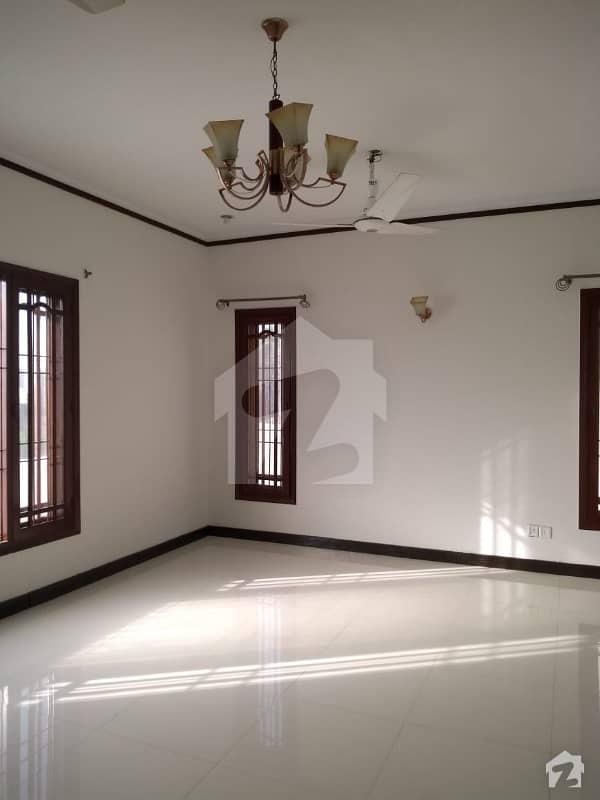 6 Bedrooms Bungalow  Is Available For Rent