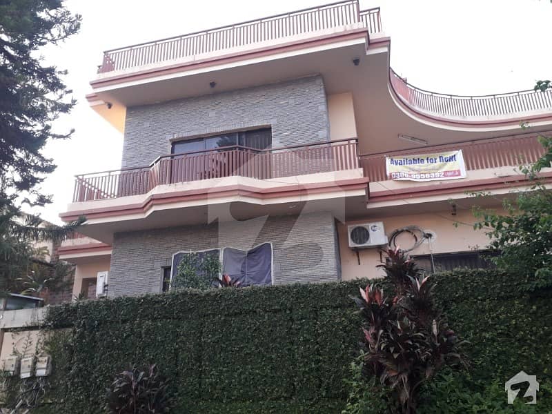 i8 Near kachnar park one kanal upper portion with separate Gate For Rent