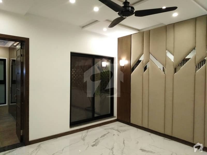 ای ایم ای سوسائٹی ۔ بلاک ڈی ای ایم ای سوسائٹی لاہور میں 5 کمروں کا 1 کنال مکان 4.5 کروڑ میں برائے فروخت۔