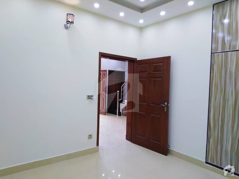 ائیر ایوینیو ڈی ایچ اے فیز 8 ڈی ایچ اے ڈیفینس لاہور میں 3 کمروں کا 10 مرلہ مکان 75 ہزار میں کرایہ پر دستیاب ہے۔