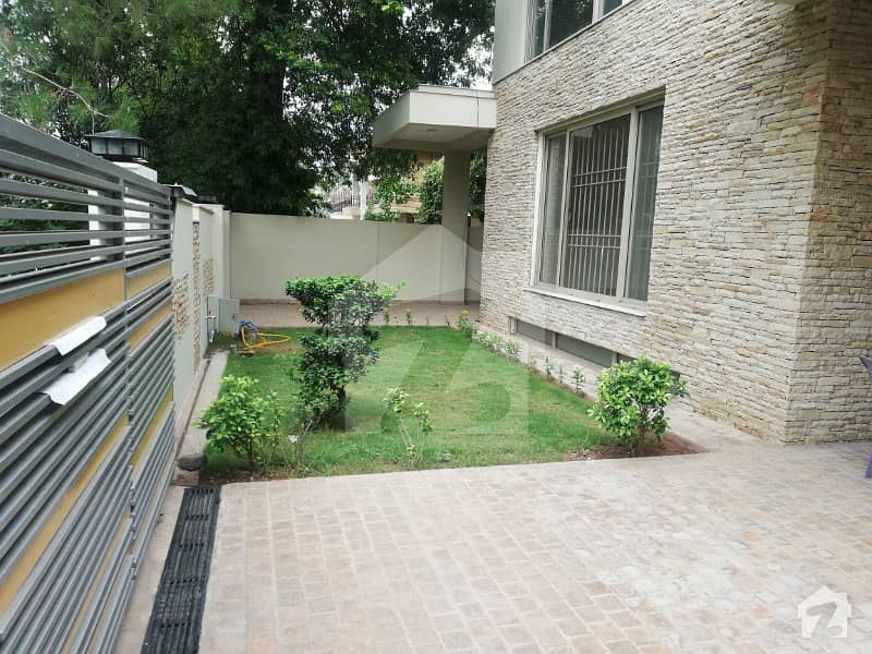 F-7 Excellent Location 5 Bed Room House With 2 Gate Best For Residence