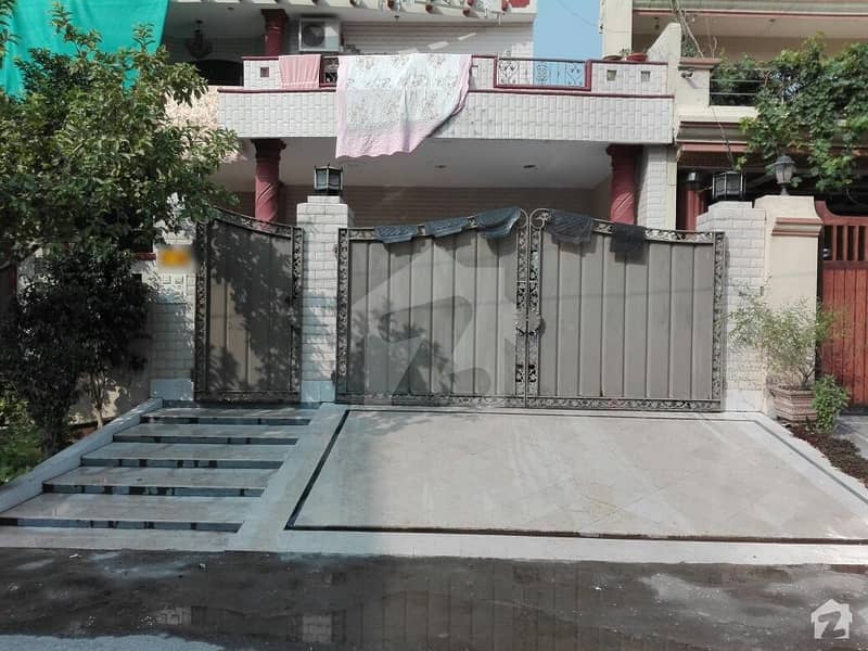 ازمیر ٹاؤن ۔ بلاک ایچ ازمیر ٹاؤن لاہور میں 7 کمروں کا 1 کنال مکان 3.5 کروڑ میں برائے فروخت۔