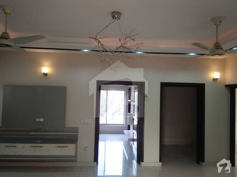 PRIME LOCATION 1 KANAL DOUBLE STORY HOUSE AVALABLE NEAR BY PARK AND MOSQUE