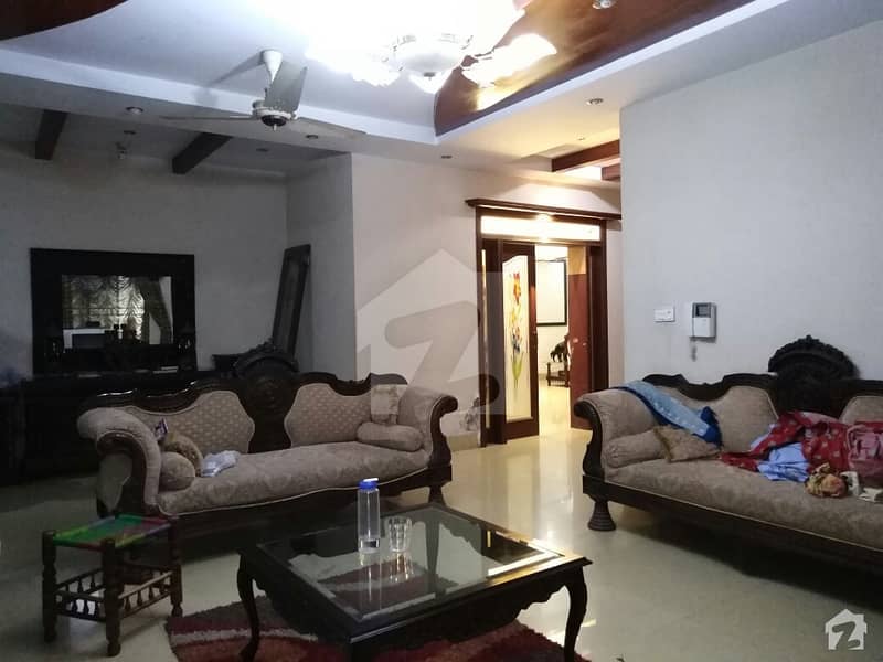 کیولری گراؤنڈ لاہور میں 5 کمروں کا 18 مرلہ مکان 2.7 کروڑ میں برائے فروخت۔