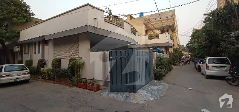 house 4 sale idial location  model Town link