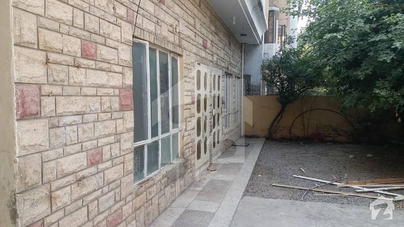 سیٹیلائیٹ ٹاؤن - بلاک سی سیٹیلائیٹ ٹاؤن راولپنڈی میں 6 کمروں کا 14 مرلہ مکان 4.5 کروڑ میں برائے فروخت۔