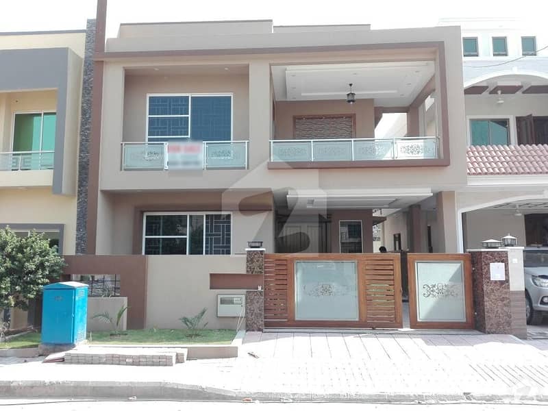 بحریہ ٹاؤن فیز 3 بحریہ ٹاؤن راولپنڈی راولپنڈی میں 5 کمروں کا 10 مرلہ مکان 2.55 کروڑ میں برائے فروخت۔