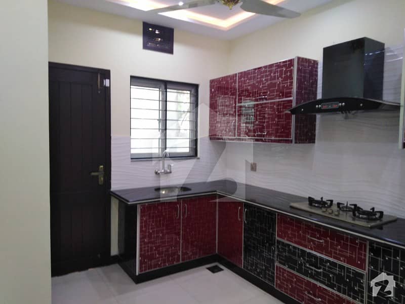 GOOD CONDITION 5 MARLA DOUBLE STORY HOUSE AVALABLE IN LDA APROVER BLOCK NEAR BY PARK MOSQUE AND MARCT