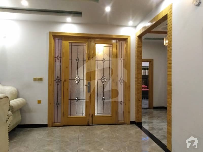 کینال روڈ فیصل آباد میں 6 کمروں کا 18 مرلہ مکان 6 کروڑ میں برائے فروخت۔