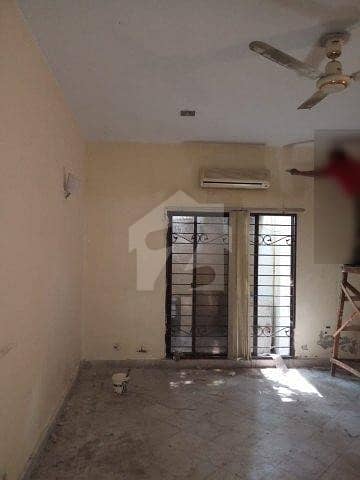 کینٹ لاہور میں 4 کمروں کا 1. 2 کنال مکان 2 لاکھ میں کرایہ پر دستیاب ہے۔
