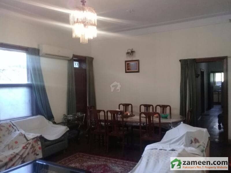 ظفر علی روڈ گلبرگ لاہور میں 5 کمروں کا 10 مرلہ مکان 2.7 کروڑ میں برائے فروخت۔