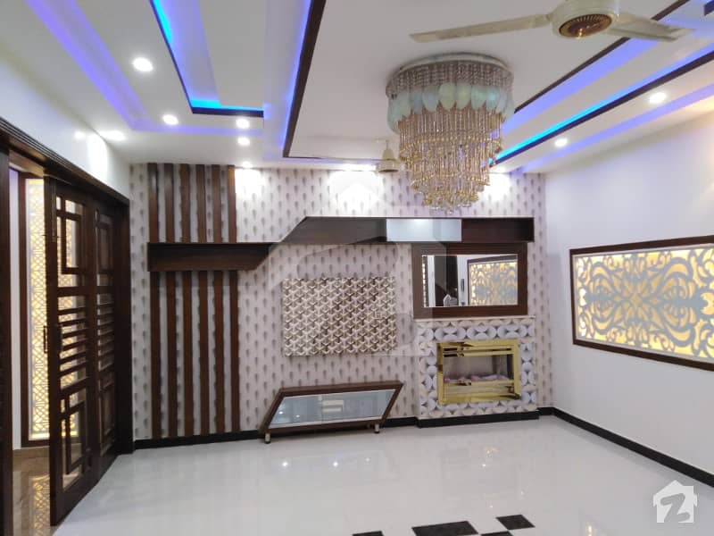 بحریہ ٹاؤن سیکٹر سی بحریہ ٹاؤن لاہور میں 5 کمروں کا 10 مرلہ مکان 1.9 کروڑ میں برائے فروخت۔