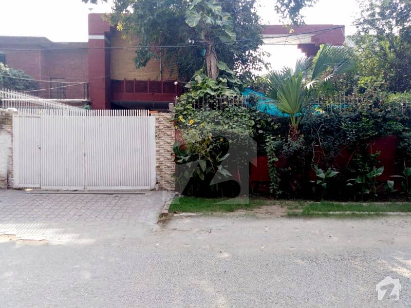 نیو مسلم ٹاؤن - بلاک ڈی نیو مسلم ٹاؤن لاہور میں 8 کمروں کا 1.15 کنال مکان 5 کروڑ میں برائے فروخت۔