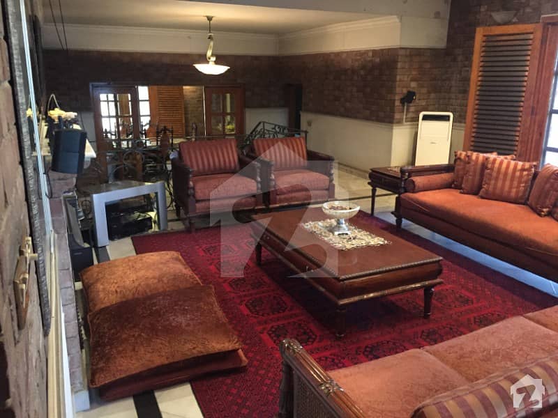 اَپر مال لاہور میں 5 کمروں کا 1.1 کنال مکان 5.75 کروڑ میں برائے فروخت۔