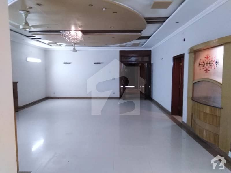 HOT OFFER 1,KANAL BEAUTIFUL LOWER PORTION IN JOHAR TOWN 60FEET ROAD OPPOSITE EMPORIUM MALL