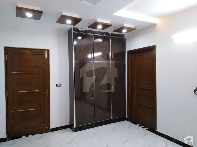 ڈی ایچ اے 11 رہبر لاہور میں 5 کمروں کا 10 مرلہ مکان 87 ہزار میں کرایہ پر دستیاب ہے۔