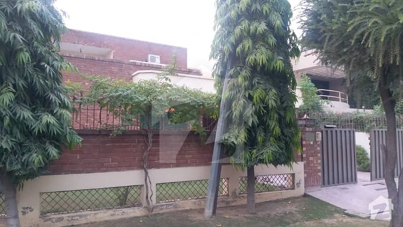 21 Marla Corner Facing Park Well Maintain Owner Build House Such a Solid Building Very Reasonable Price in a heart of Phase3 Near to McDonald