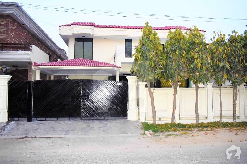 One Kanal Double Unit Prime Location Bungalow For  Rent  Near Masjid Chowk And Community Center J Block