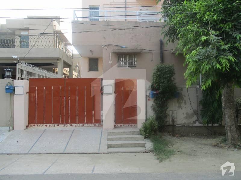 Separate Gate n Meter 1 Kanal 3 Bed Upper Portion Available For Rent