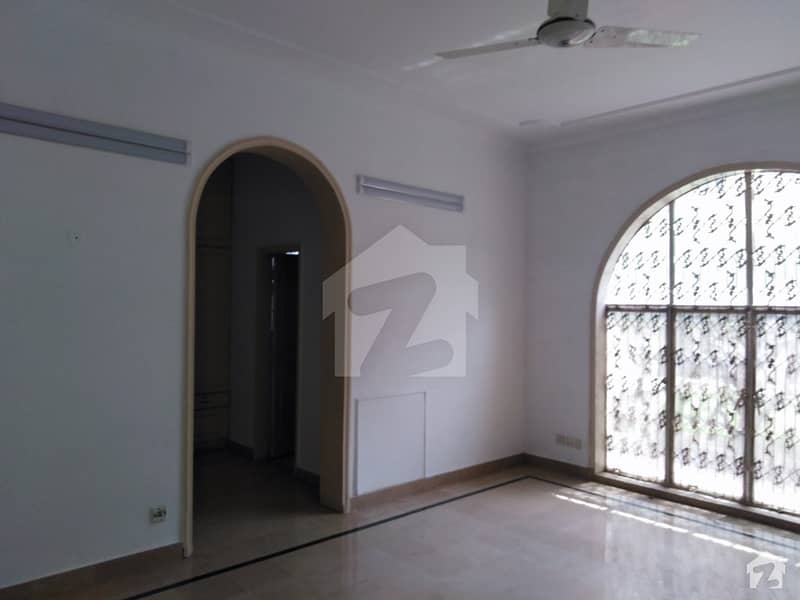 ماڈل ٹاؤن لاہور میں 5 کمروں کا 3 کنال مکان 3.75 لاکھ میں کرایہ پر دستیاب ہے۔