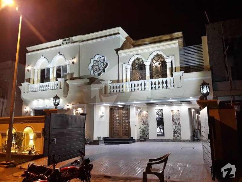 بحریہ ٹاؤن جاسمین بلاک بحریہ ٹاؤن سیکٹر سی بحریہ ٹاؤن لاہور میں 5 کمروں کا 1 کنال مکان 4 کروڑ میں برائے فروخت۔