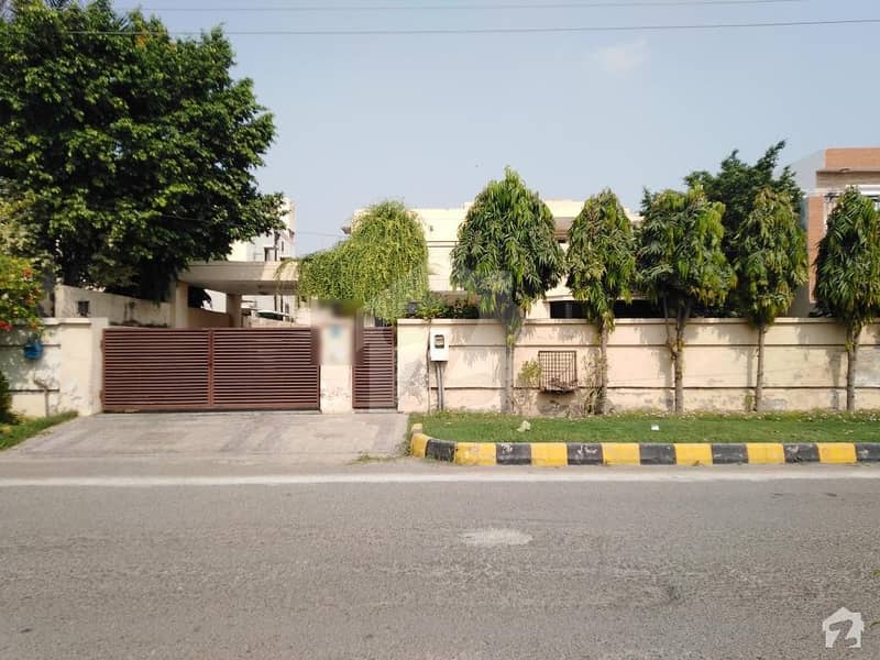 پی اے ایف فالکن کمپلیکس گلبرگ لاہور میں 4 کمروں کا 1 کنال مکان 1.1 لاکھ میں کرایہ پر دستیاب ہے۔