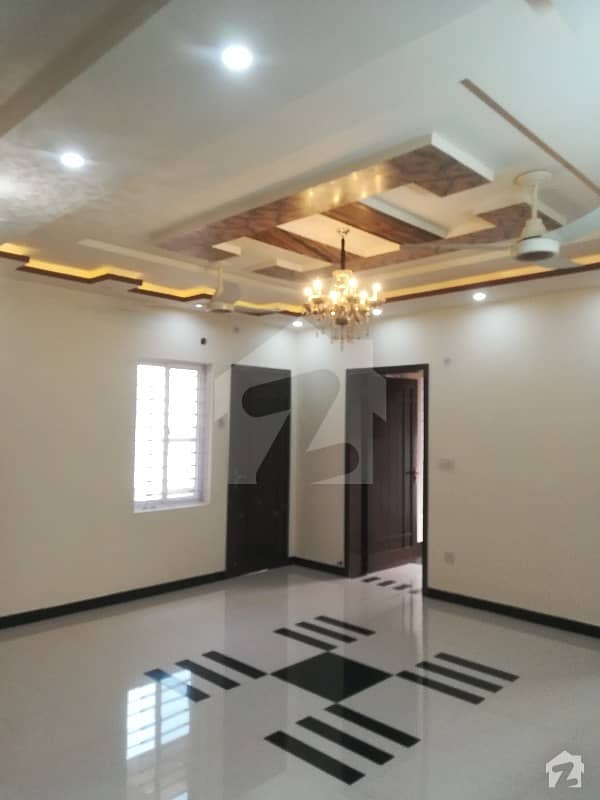 10 Marla Brand New First Entry Dazzling Banglow Upper Portion For Rent