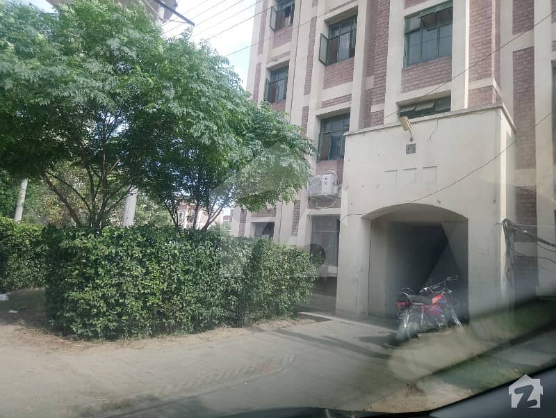 ڈیفینس روڈ لاہور میں 2 کمروں کا 3 مرلہ فلیٹ 24 لاکھ میں برائے فروخت۔