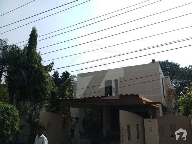 کینٹ لاہور میں 4 کمروں کا 1.2 کنال مکان 2 لاکھ میں کرایہ پر دستیاب ہے۔