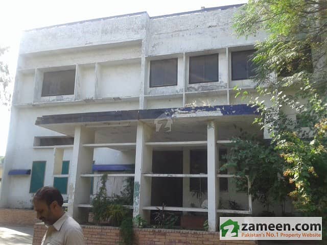 غالب روڈ گلبرگ لاہور میں 8 کمروں کا 4 کنال مکان 28 کروڑ میں برائے فروخت۔